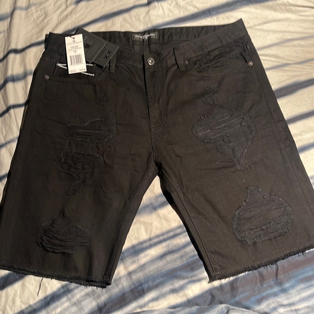 Men’s cult all black shorts